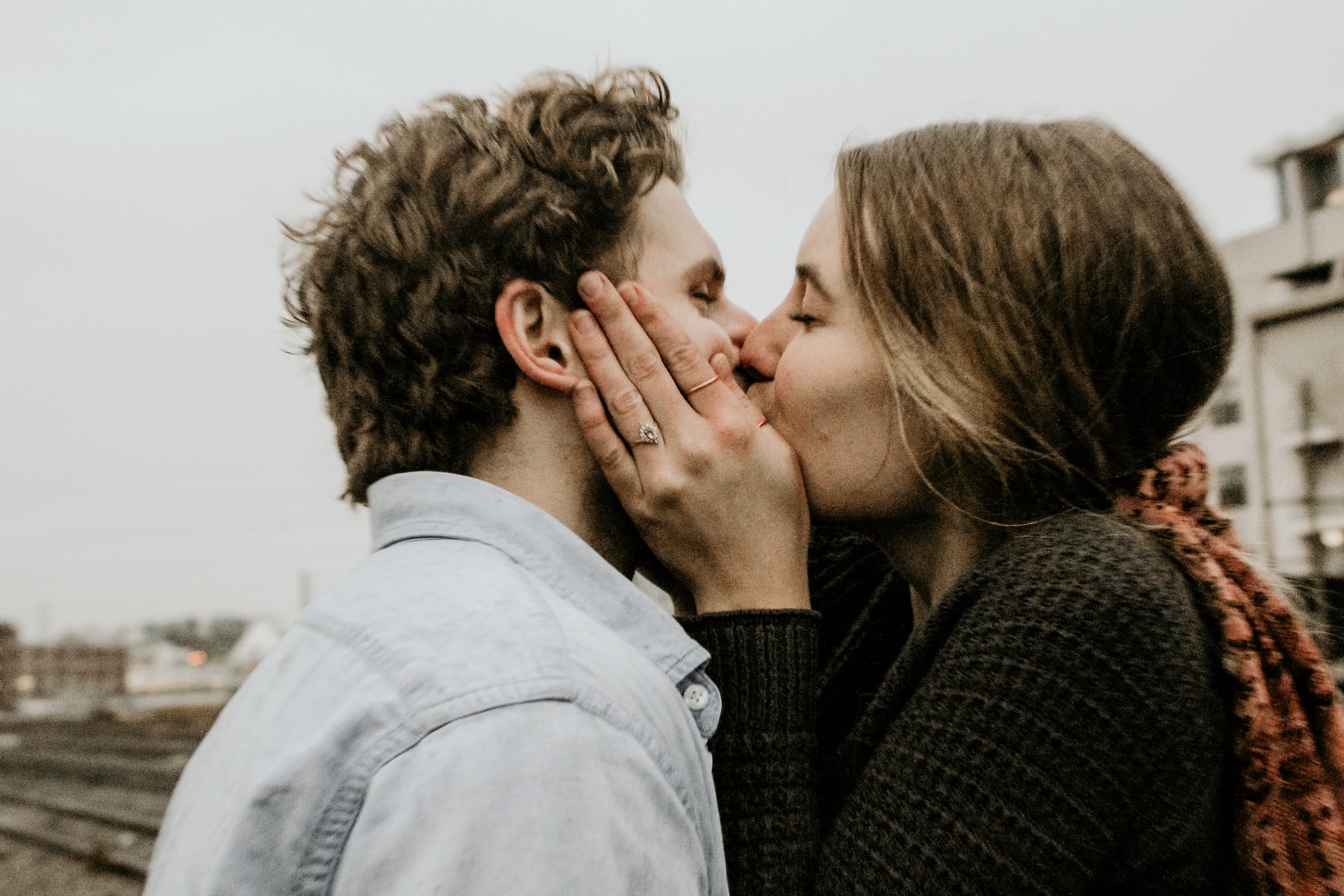 Mơ Thấy Hôn Nhau Là Điềm Gì? Đánh Số Mấy Khi Mơ Thấy Hôn Nhau?