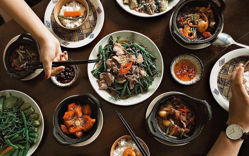 Mơ Thấy Mâm Cơm Nhiều Người Là Điềm Gì? Đánh Số Mấy Khi Mơ Thấy Mâm Cơm Nhiều Người?