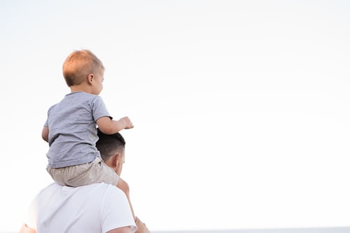 Giải Mã Giấc Mơ Thấy Bố Bế Con Trai? Đánh Con Gì Khi Mơ Thấy Bố Bế Con Trai?